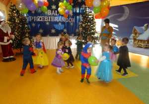 Dzieci tańczą w parach, w rączkach wspólnie trzymają balon.